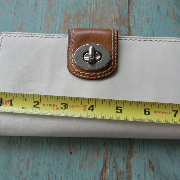 COACH CREAM LEATHER TAN TRIM TURNLOCK LARGE CLUTCH WALLET - Picture 2 of 8